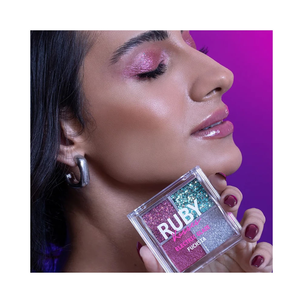 Mulher com maquiagem rosa brilhante segurando paleta Ruby Kisses Electric Glaze Fuchsia